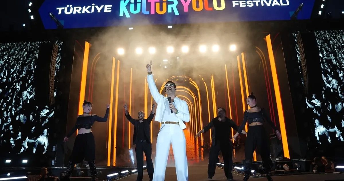 Bursa'da Gökhan Türkmen konserinin coşkusunu yaşayın. Unutulmaz anlalar ve müzik