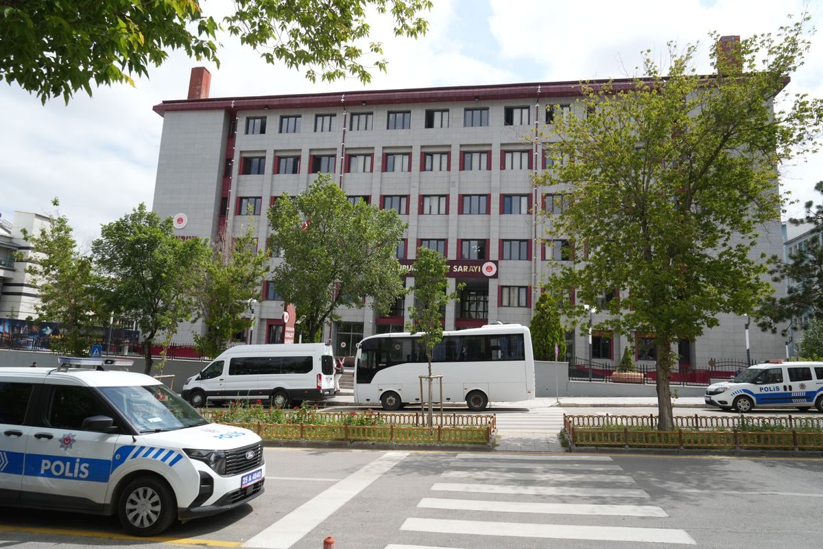 Bursa'da güvenlik güçleri, suç şebekesine yönelik düzenlediği baskınla yasa dışı