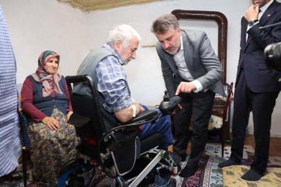 Bursa'da ihtiyaç sahibi aileye akülü sandalye desteği