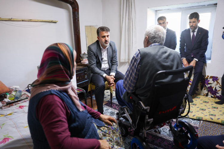 Bursa'da ihtiyaç sahibi aileye akülü sandalye desteği