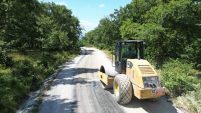 Bursa'da kırsal yollar yenilenerek ulaşım konforu artırılıyor. Bu projeyle bölgenin