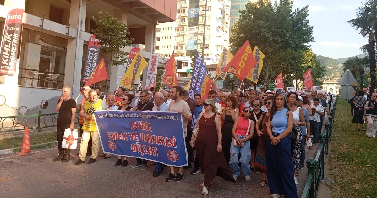Bursa'da Madımak Anması, yoğun katılım ile saygı ve anıma erişti.