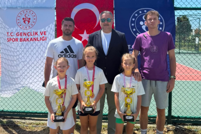 Bursa'da Minik Tenisçiler Başarıyla Gösterdi