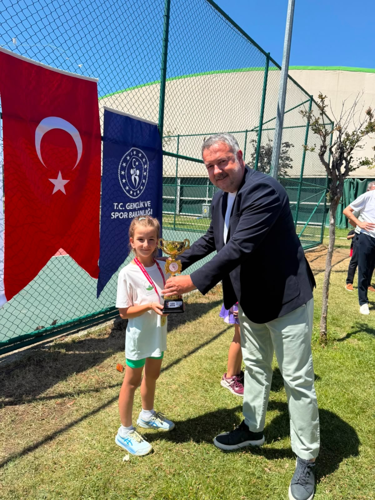 Bursa'da Minik Tenisçiler Başarıyla Gösterdi
