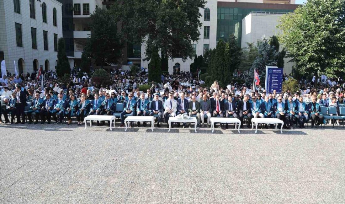 Bursa'da düzenlenen öğrenci mezuniyet töreni, başarıların kutlandığı anlamlı bir etkinlik
