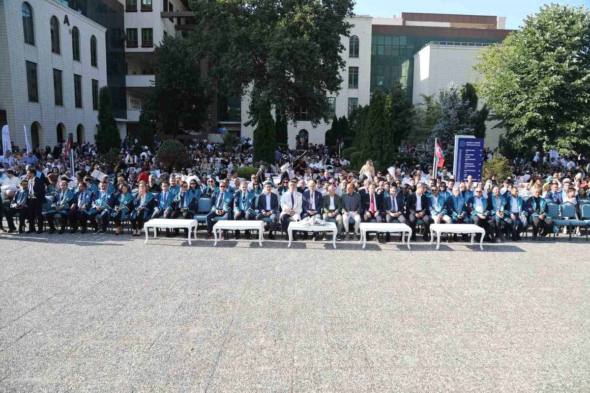 Bursa'da düzenlenen öğrenci mezuniyet töreni, başarıların kutlandığı anlamlı bir etkinlik