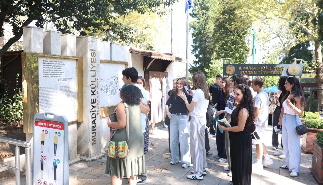 Bursa'da Tanpınar'ın izinde kültürel yolculuğun detaylarını keşfedin. Tarih ve edebiyat