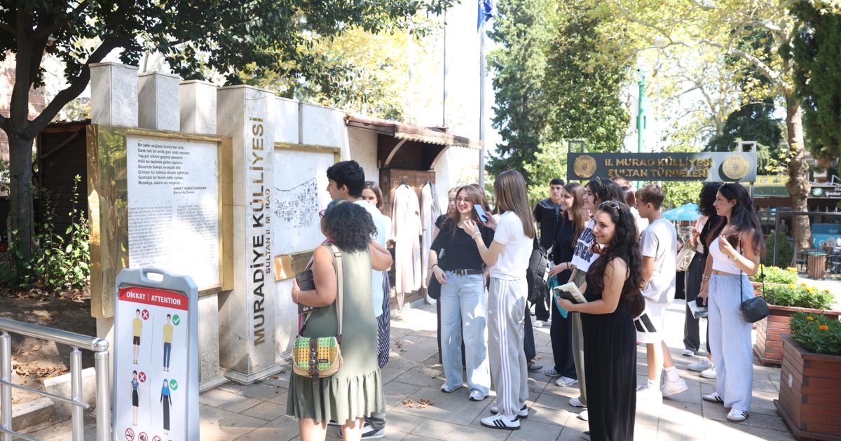 Bursa'da Tanpınar'ın izinde kültürel yolculuğun detaylarını keşfedin. Tarih ve edebiyat