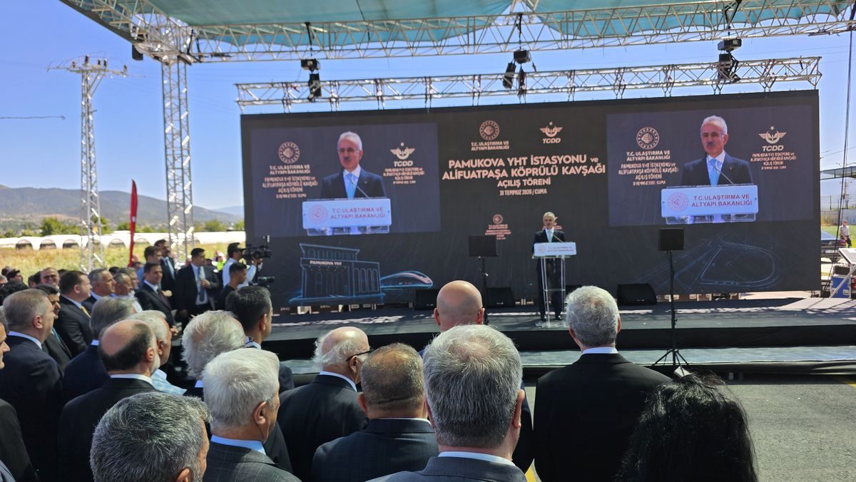 Bursa'da ulaşım yatırımları, kent ulaşımını geliştirmeye yönelik altyapı projeleriyle hız