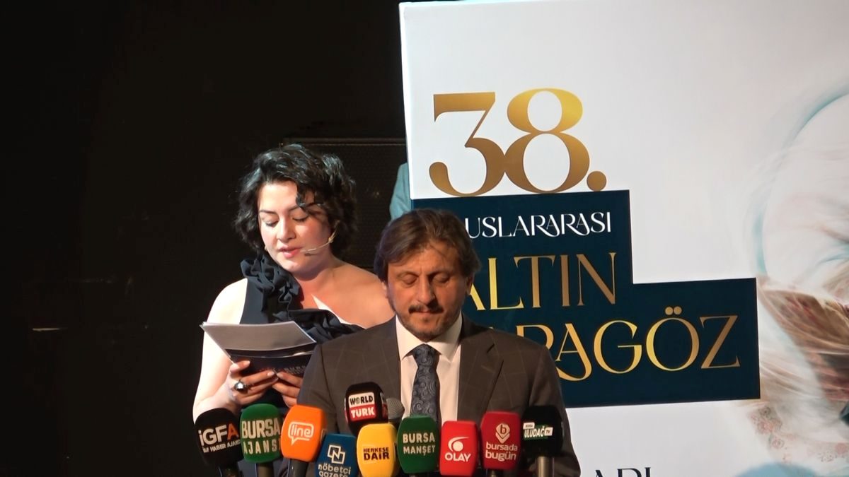 Bursa'da düzenlenen Uluslararası Halk Dansları Festivali başladı. Renkli gösterilere sahne