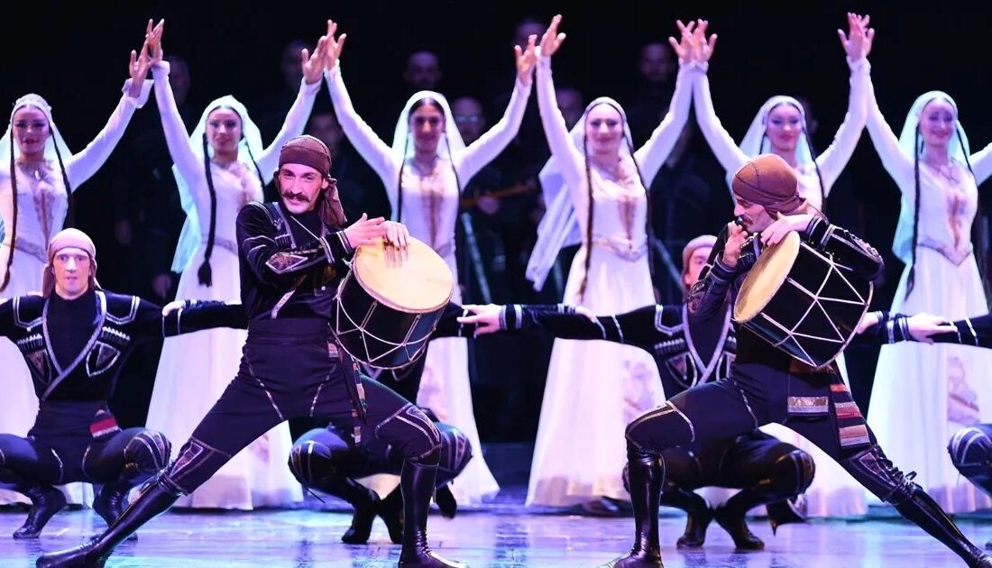 Bursa'da gerçekleştirilen Uluslararası Halk Dansları Şöleni, farklı kültürlerin zenginliklerini ve