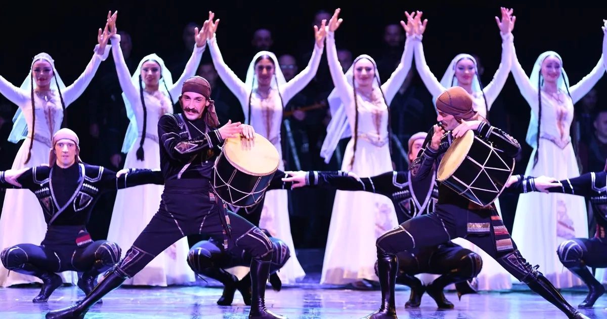 Bursa'da gerçekleştirilen Uluslararası Halk Dansları Şöleni, farklı kültürlerin zenginliklerini ve