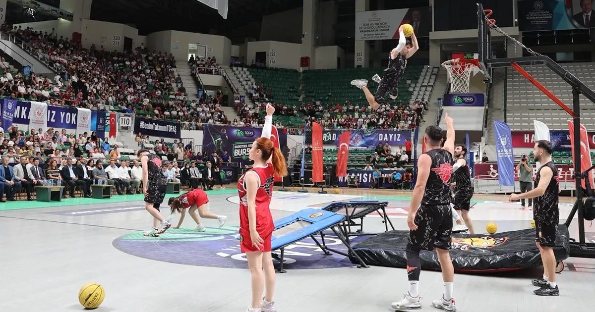 Bursa’da yaz spor okulları resmi açılışı, gençlerin sportif becerilerini geliştirmeleri