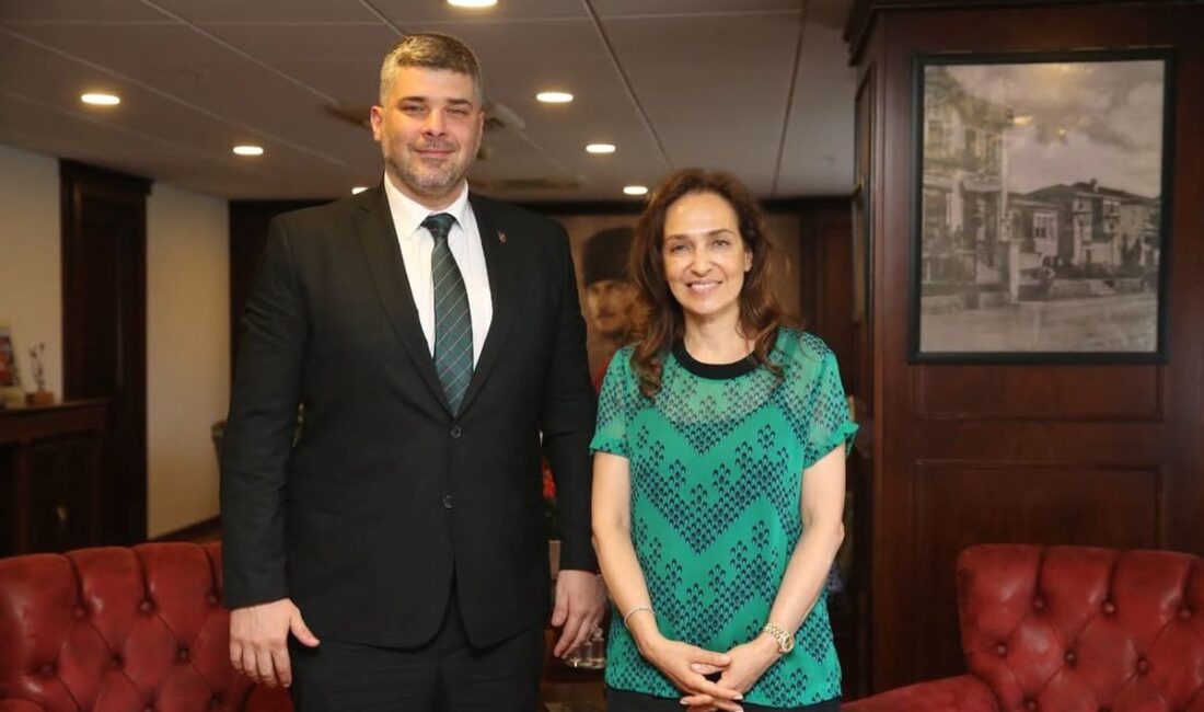 Bursa'da yeni belediye başkanı törensel törenle tanıtıldı. Resmi kararla göreve