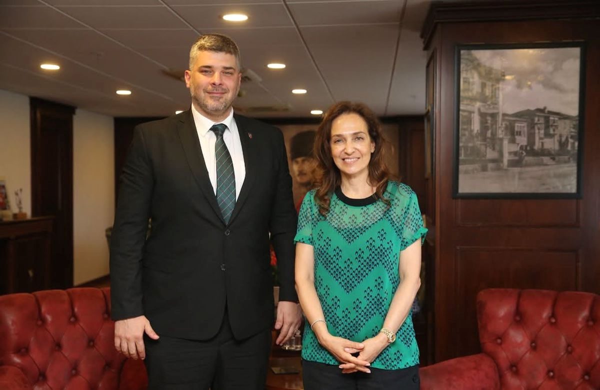 Bursa'da yeni belediye başkanı törensel törenle tanıtıldı. Resmi kararla göreve