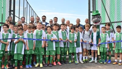 Bursa'da yeni suni çim sahalar açıldı. Spor aktivitelerinizi daha modern