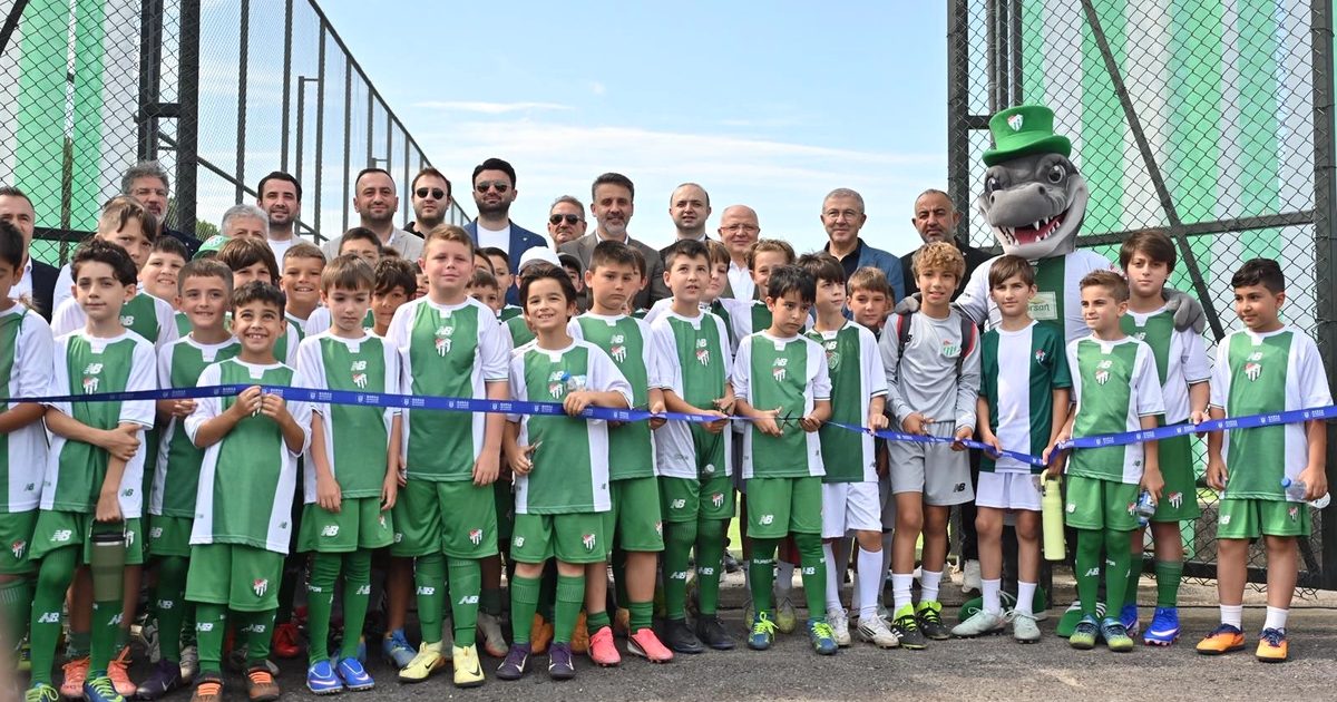 Bursa'da yeni suni çim sahalar açıldı. Spor aktivitelerinizi daha modern