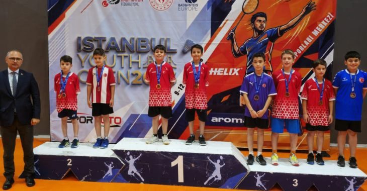 Bursa Büyükşehir Belediyespor Kulübü sporcuları, İstanbul Youth Open Badminton Turnuvası’nda