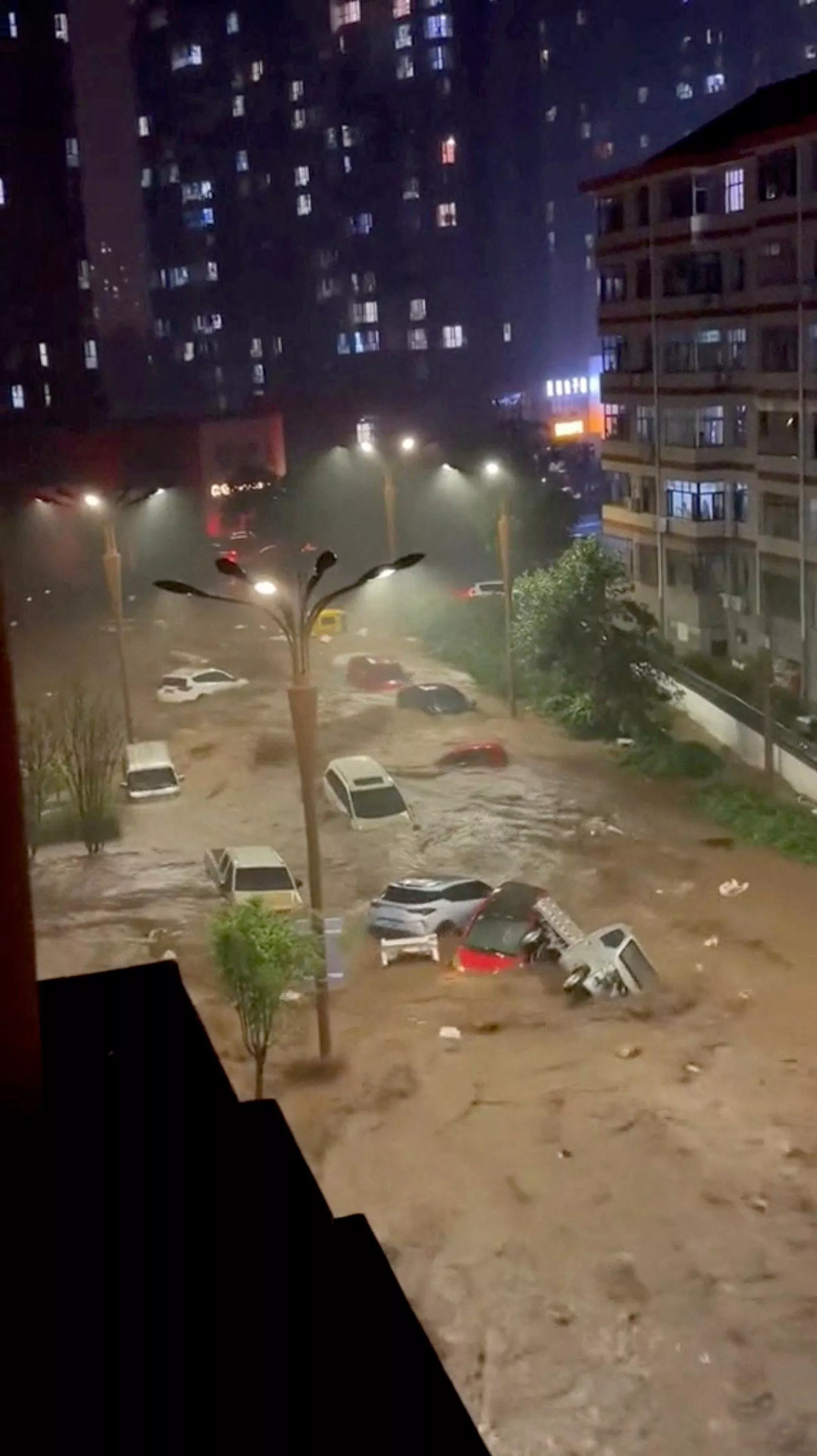 Çin'de Bavi Tayfunu Etkisini Sürdürüyor