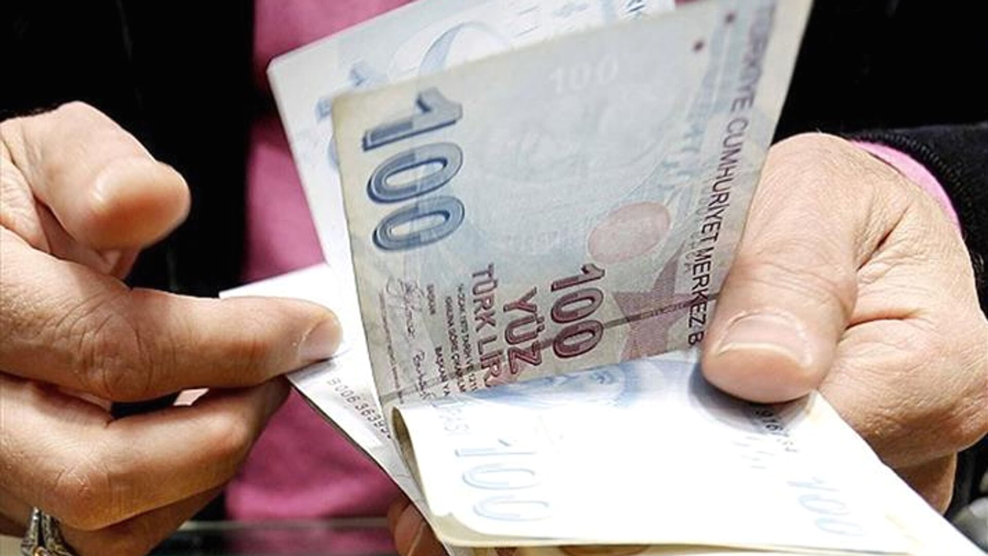 Enflasyon artışı memur ve emekli maaşlarını belirledi. Güncel bilgiler ve