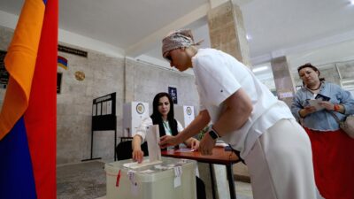 Ermenistan'da yeni seçim yasası yurt dışında oy kullanma hakkını kısıtladı.