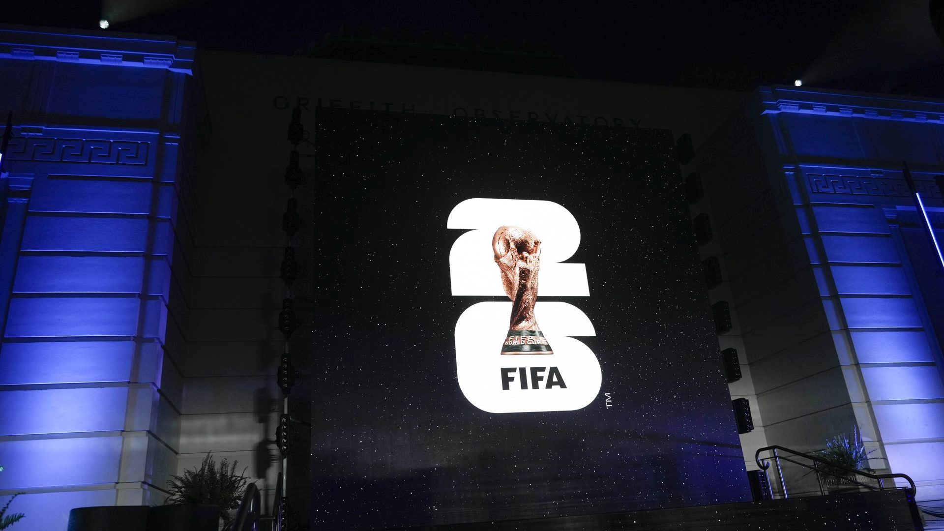 FIFA'nın siyasi çekişmelerde artan etkisini inceleyen bu içerik, uluslararası spor