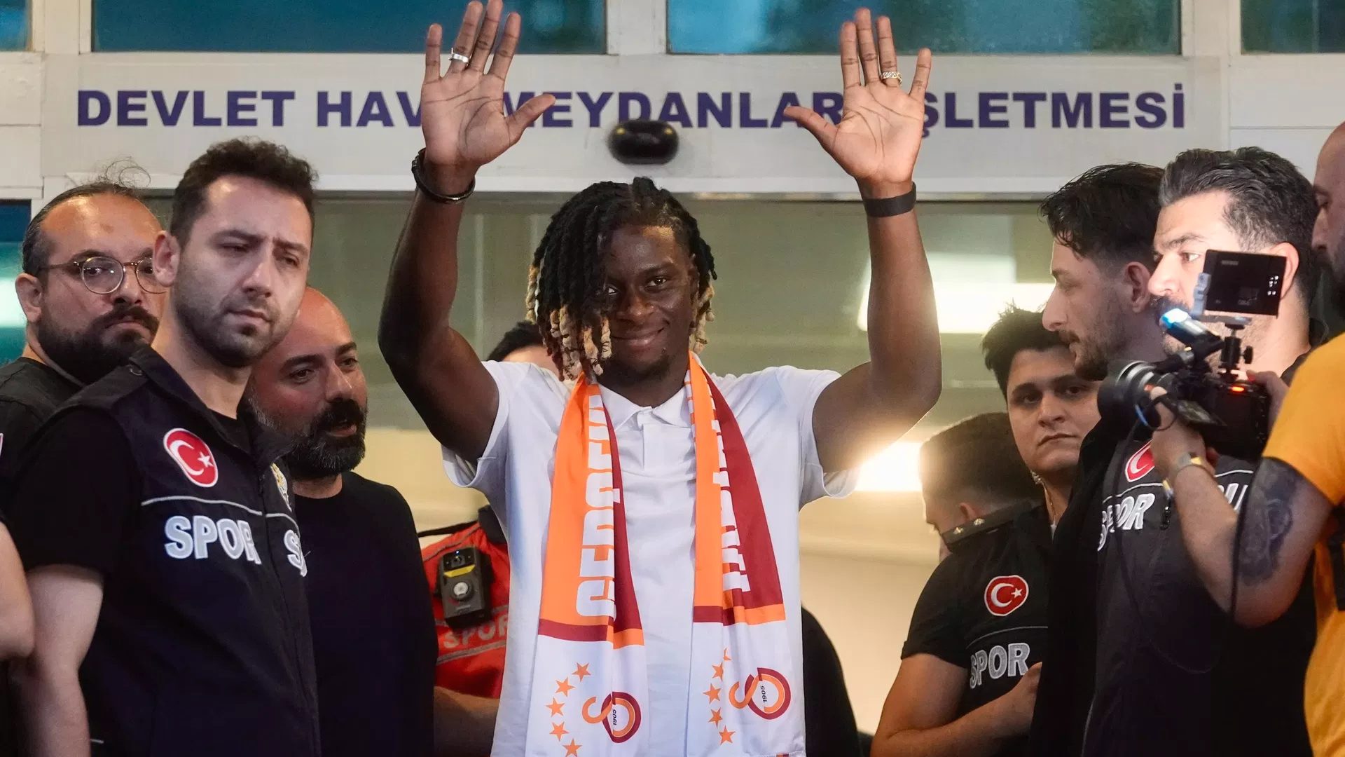 Galatasaray'ın yeni transferi Lesley Ugochukwu İstanbul'a geldi. Takımına katılmaya hazırlanan