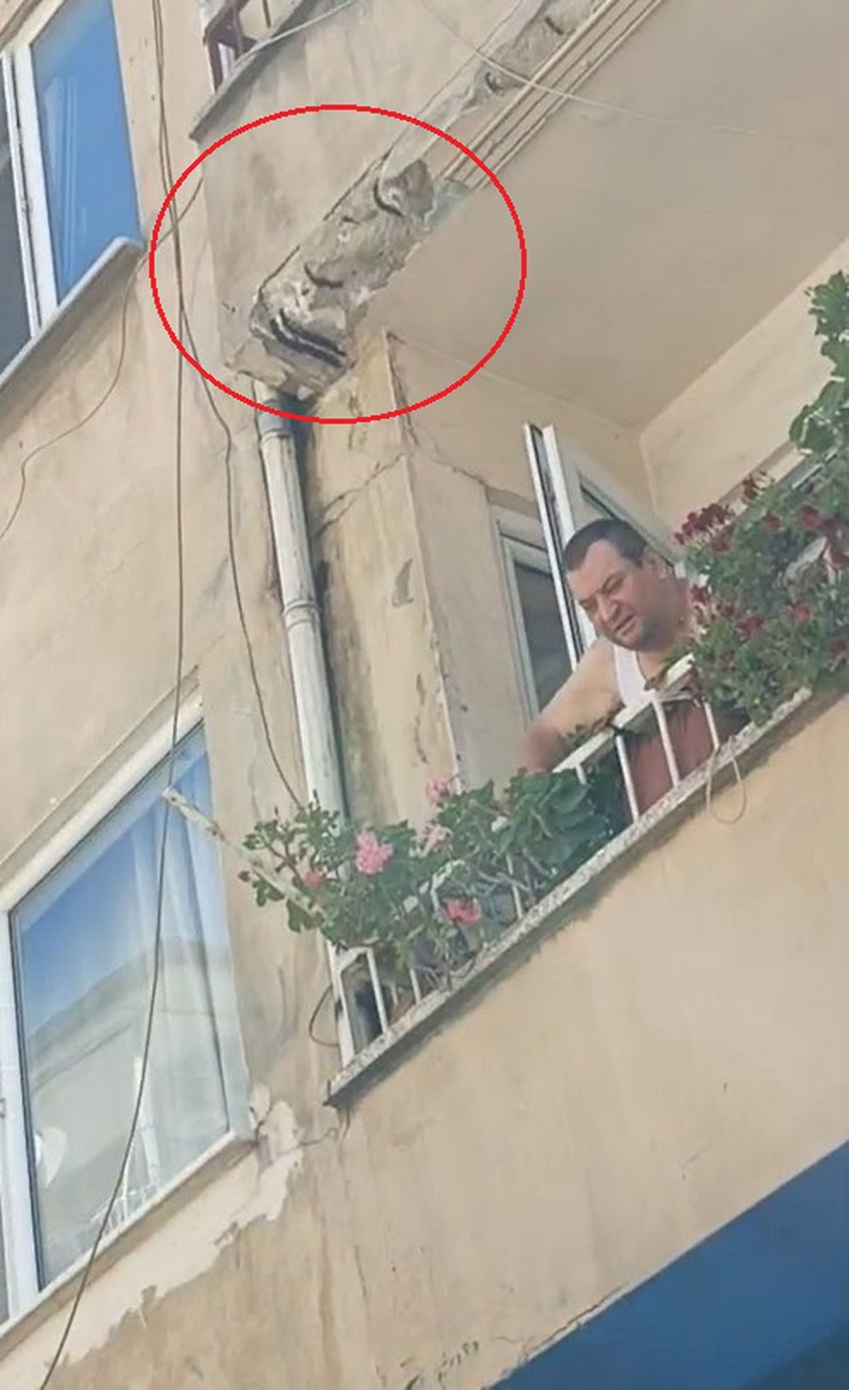 Gemlik'te yaşanan balkon çökmesi vatandaşlarda yaralanmalara neden oldu. Güvenlik önlemleri