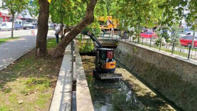 Gemlik'te dere temizlik çalışmaları başladı. Çalışmalar, sel riskini azaltmak ve