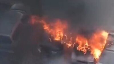 Gemlik'te otomobil yangını sonucu 3 araç kullanılamaz hale geldi. Olayla