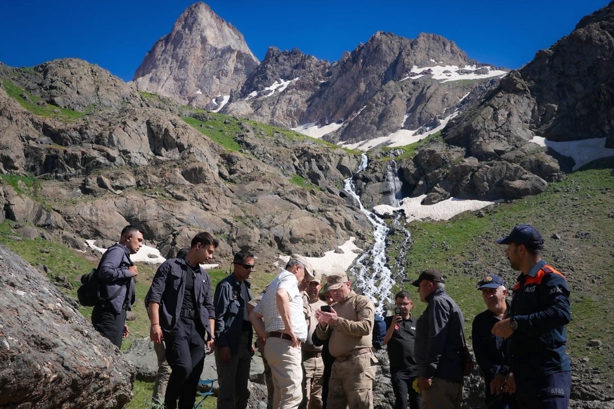 Hakkari'de kaybolan dağcıyla ilgili arama çalışmaları devam ediyor. Yetkililer, güvenlik