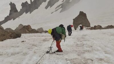 İnegöl Belediyesi Dağcılık Ekibi, şehitlerimizi anmak ve saygı duruşunda bulunmak