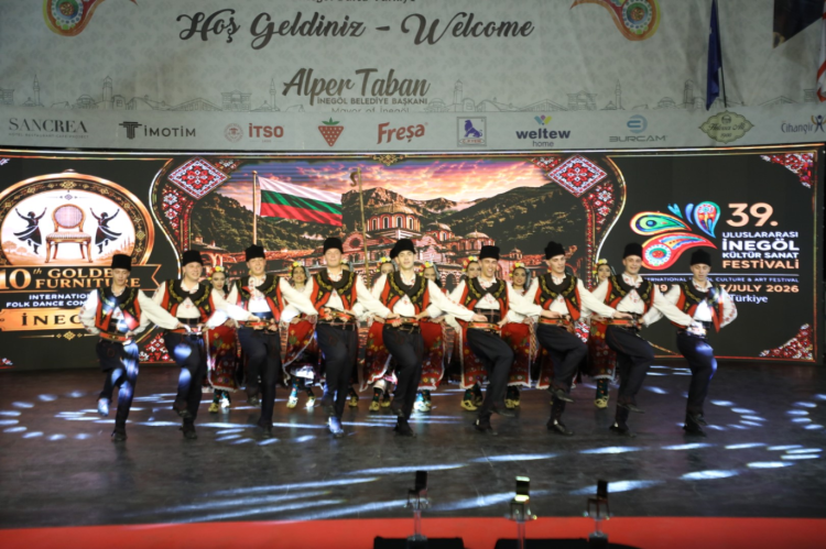 İnegöl Festivalinde Halk Dansları Coşkusu