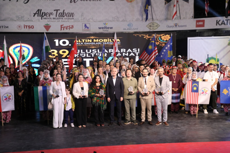 İnegöl Festivalinde Halk Dansları Coşkusu