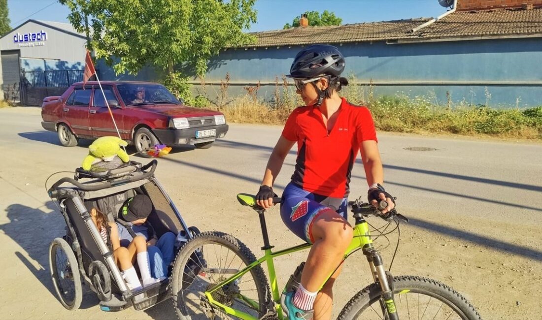 İnegöl'de düzenlenen aile boyu bisiklet turu etkinliği ile sağlıklı yaşam