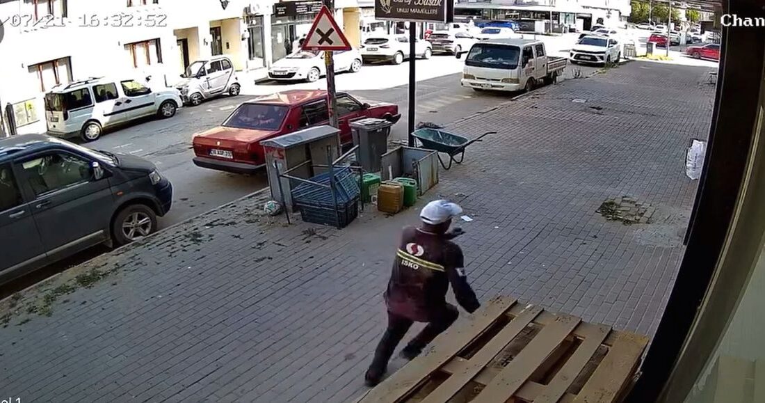İnegöl'de yaşanan olayda asansör minibüse çarparak kazaya neden oldu. Olayla