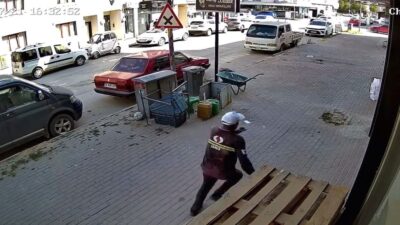 İnegöl'de yaşanan olayda asansör minibüse çarparak kazaya neden oldu. Olayla
