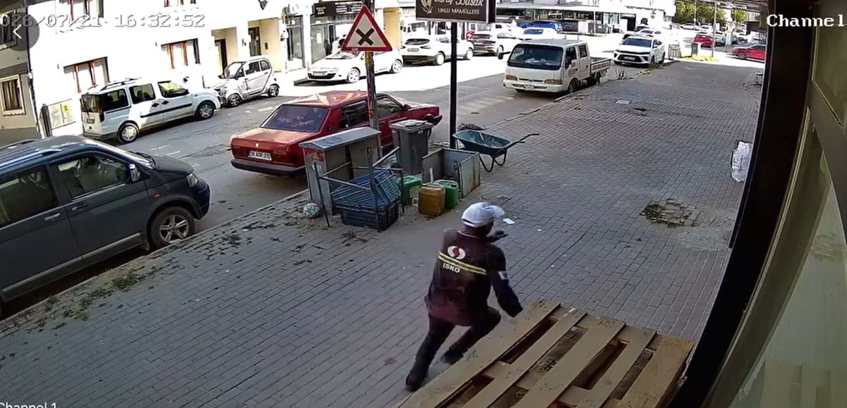 İnegöl'de yaşanan olayda asansör minibüse çarparak kazaya neden oldu. Olayla