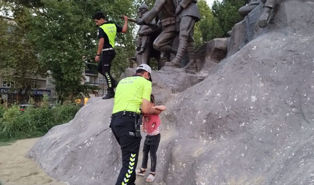 İnegöl'deki Atatürk Heykeli'nde yaşanan olayda çocuk güvenlik güçleri tarafından kurtarıldı.