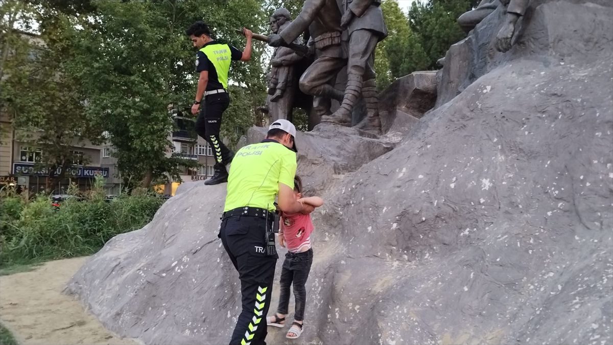 İnegöl'deki Atatürk Heykeli'nde yaşanan olayda çocuk güvenlik güçleri tarafından kurtarıldı.