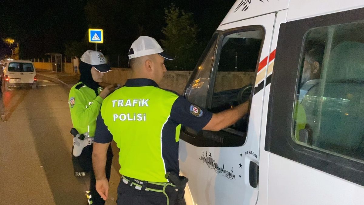 İnegöl'de gerçekleştirilen kapsamlı polis denetimleriyle güvenlik ve asayiş sağlanmakta, halkın