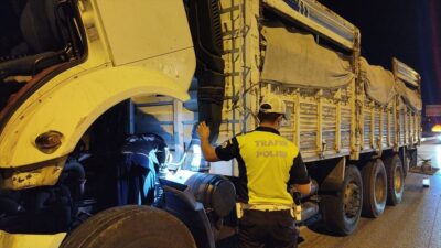 İnegöl'de freni patlayan kamyon, alınan güvenlik önlemleriyle güvenli bir şekilde