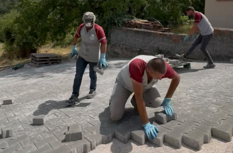 İnegöl'de kırsal mahallelerde parke çalışmaları hız kazandı