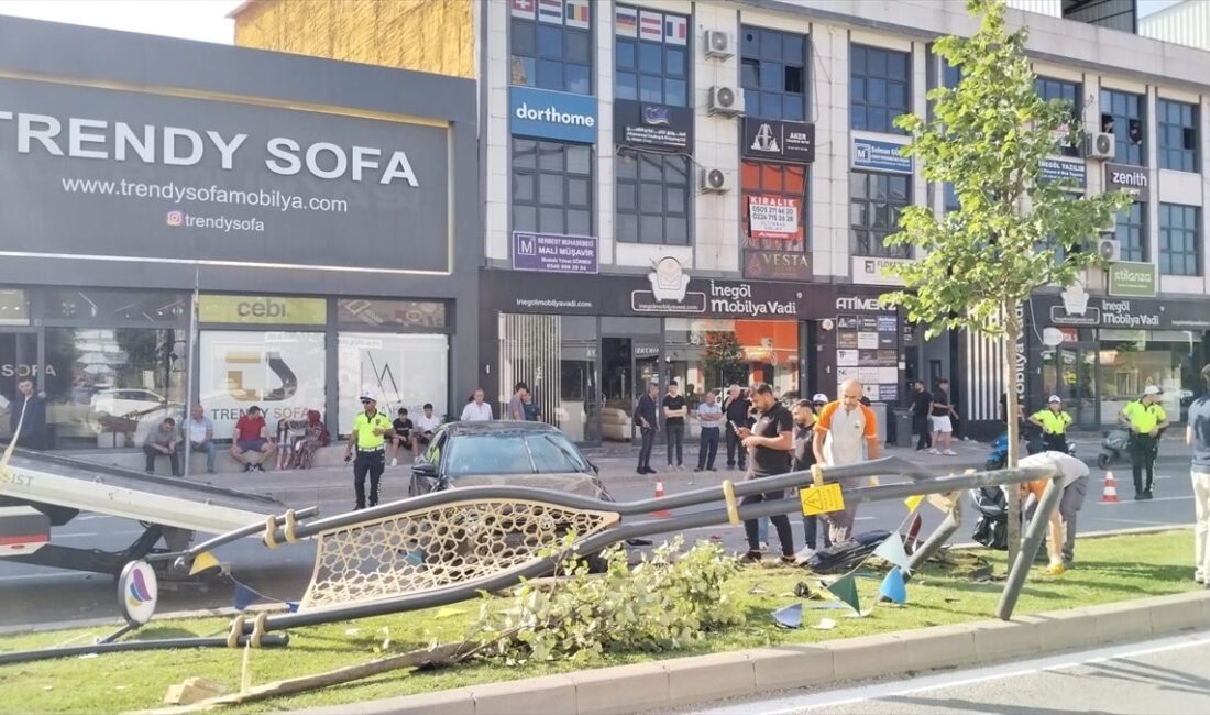 İnegöl'de otomobilin refüje çarpıp devrilmesi sonucu oluşan olayla ilgili detaylar