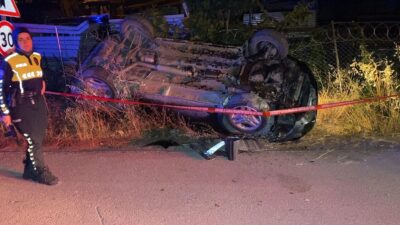 İnegöl'de meydana gelen kazada otomobil takla attı, 2 kişi yaralandı.