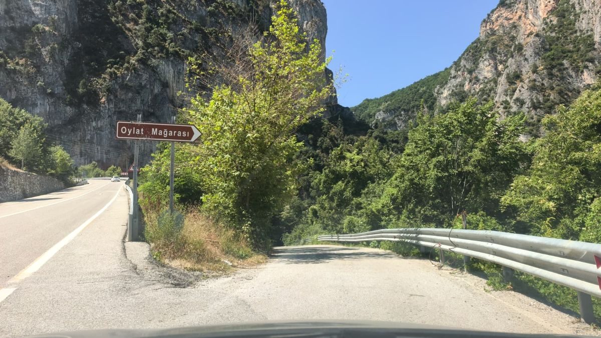 İnegöl'de Oylat Mağarası'na yazılan tarihi ve kültürel yazılar hakkında detaylı