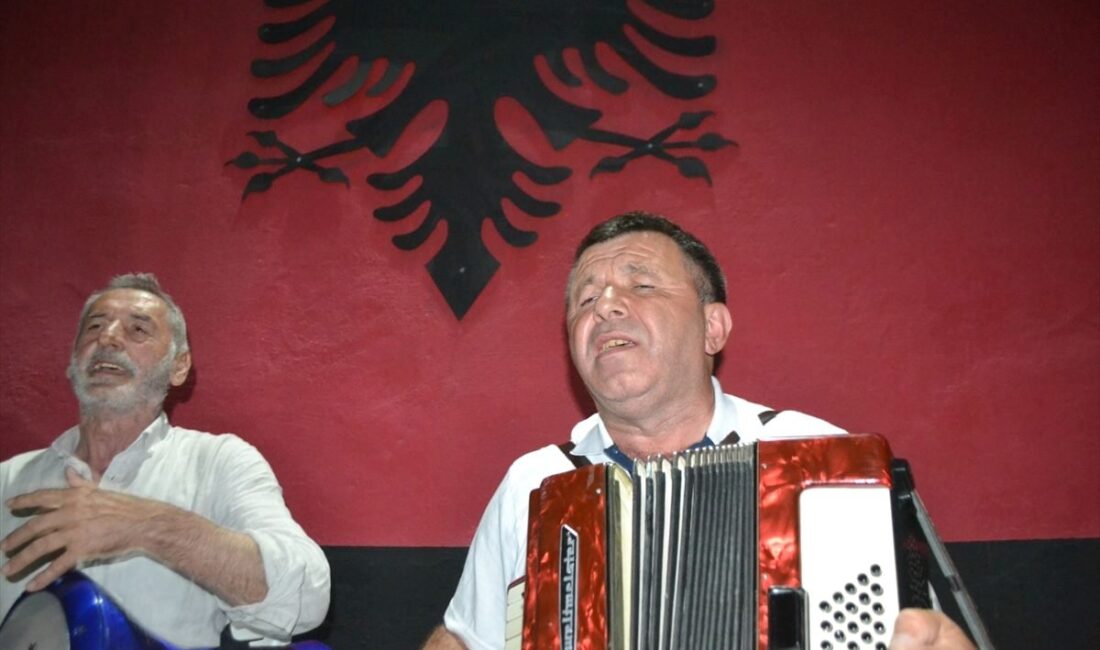 İnegöl'de Rumeli kültürünü yaşatan müzisyenlerin geleneksel ve özgün performanslarıyla kültürel