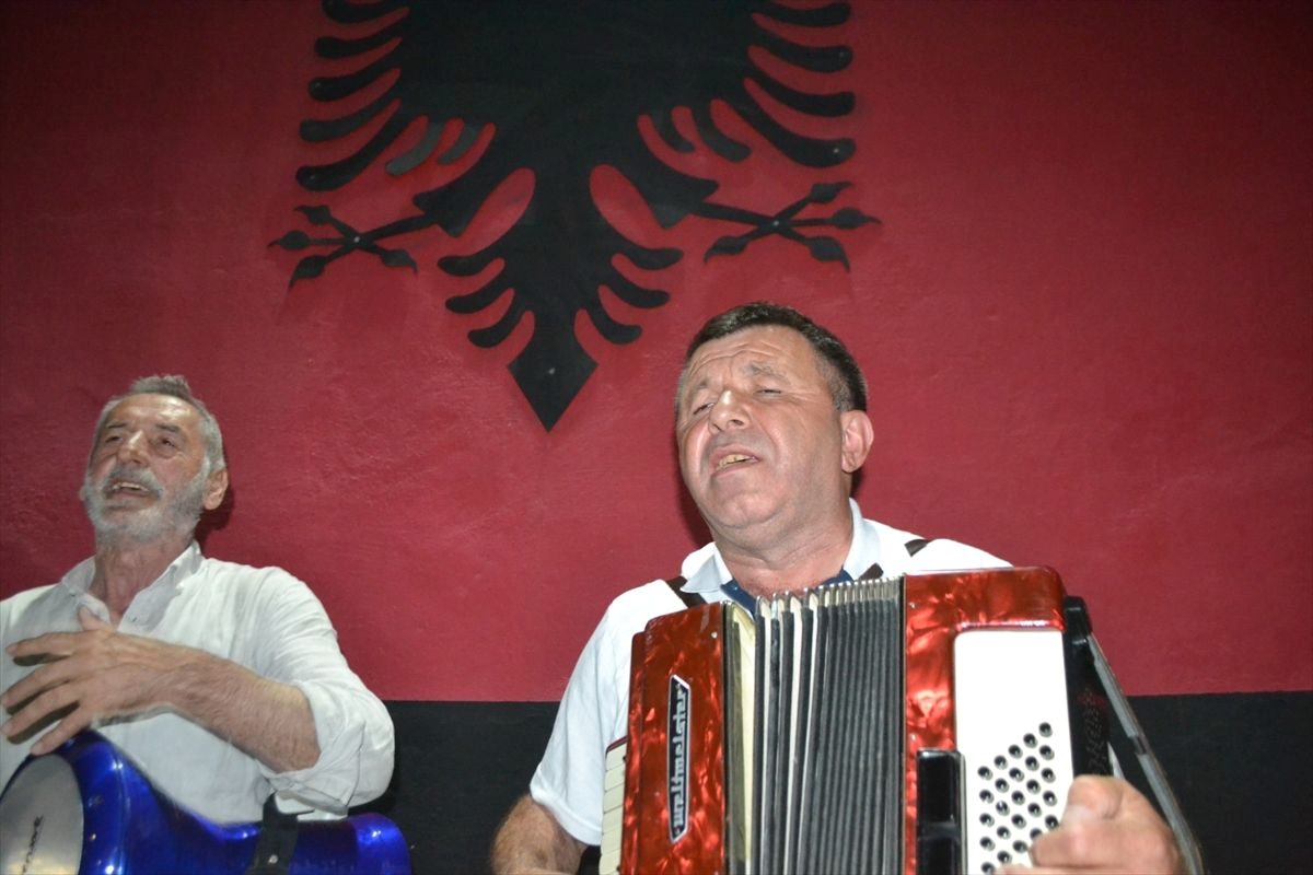 İnegöl'de Rumeli kültürünü yaşatan müzisyenlerin geleneksel ve özgün performanslarıyla kültürel