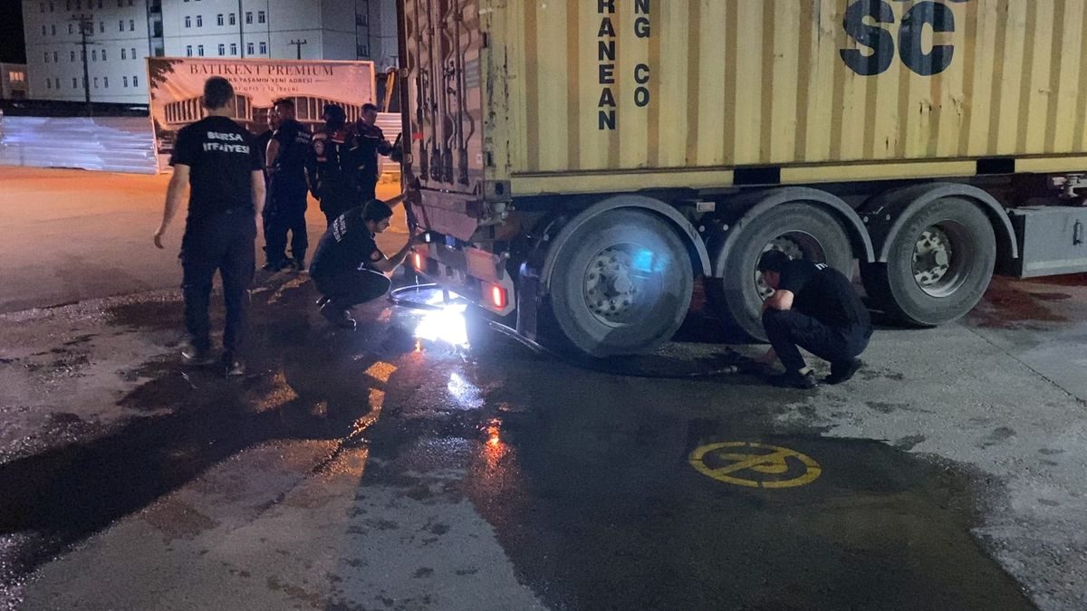 İnegöl'de TIR'da çıkan yangın tehlikesi başarılı bir şekilde kontrol altına