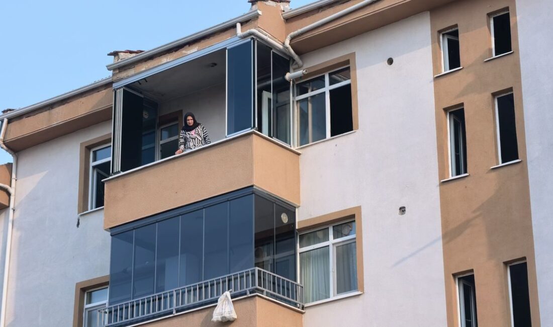 İnegöl'de çıkan yangında, kahramanlar tarafından bir kedi ve yavruları güvenle
